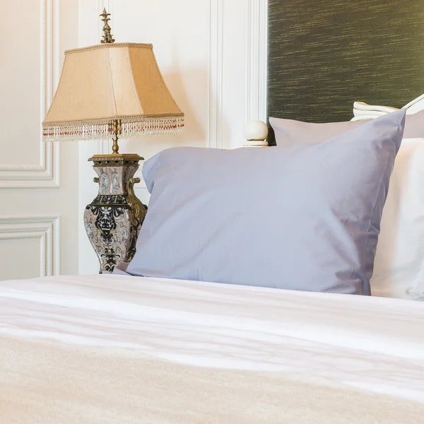 Classico stile lampada in camera da letto a casa — Foto Stock
