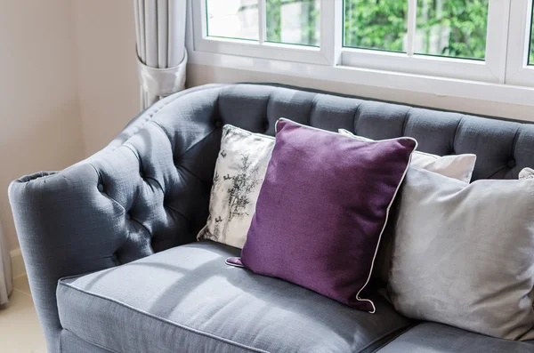 Sofá de lujo en sala de estar con almohada —  Fotos de Stock