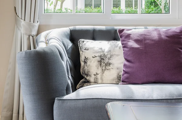 Sofá de lujo en salón con almohadas — Foto de Stock