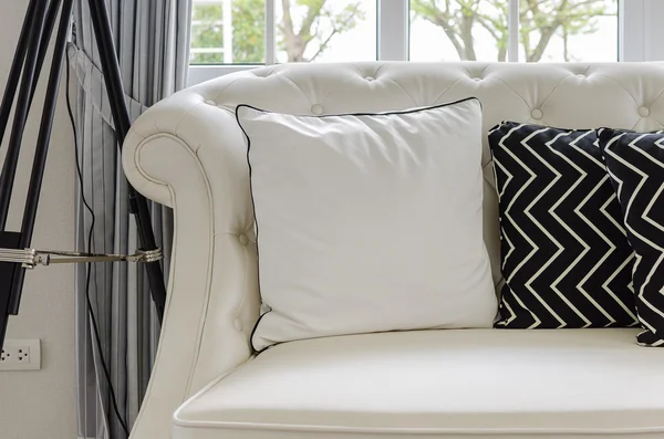 Luxus fehér kanapé nappaliban fehér párnák — Stock Fotó