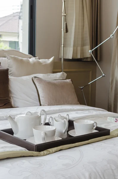 Bandeja de té blanco en el dormitorio — Foto de Stock