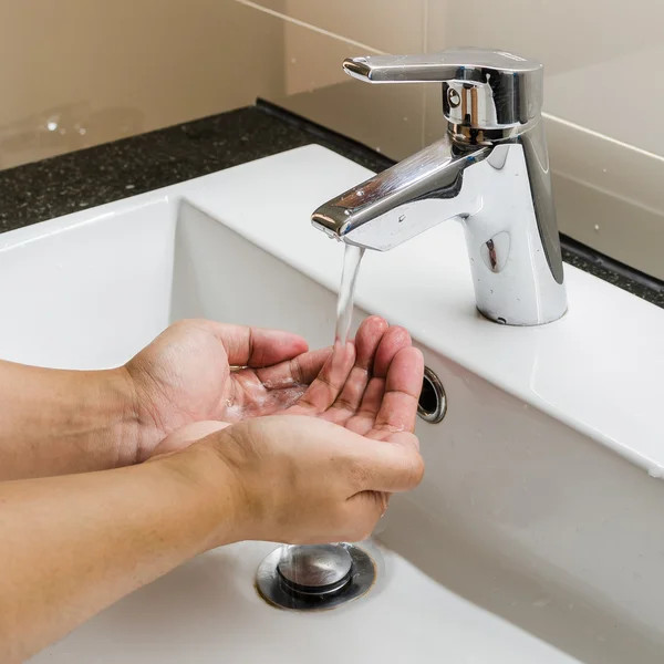 洗面台と家庭での手洗いの蛇口 — ストック写真
