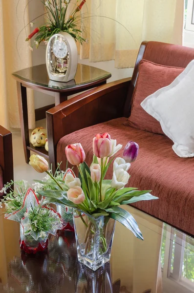 Floreros de mesa comedor | plantas en florero de vidrio sobre mesa de