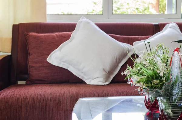 Wohnzimmer mit rotem Holzsofa und Stuhl — Stockfoto