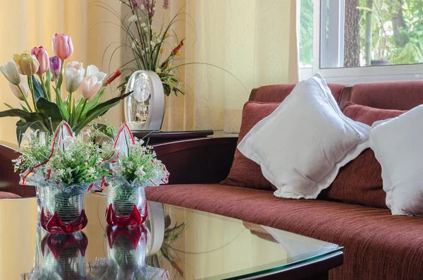 Sala de estar com sofá de madeira tecido vermelho e flor — Fotografia de Stock