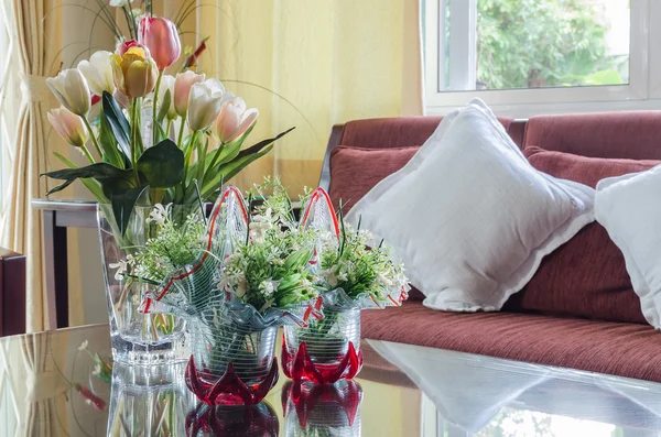 लाल कपड़े सोफा और ग्लास वास में फूल के साथ लिविंग रूम — स्टॉक फ़ोटो, इमेज
