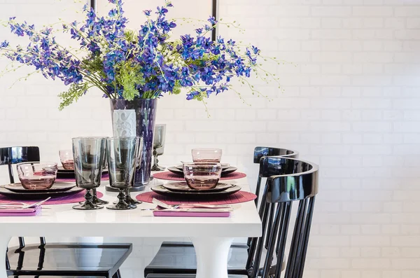 Table à manger blanche avec chaise noire dans la salle à manger — Photo