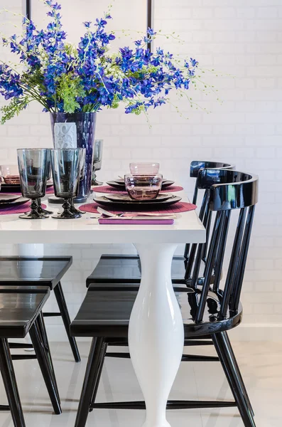 Mesa de jantar branco com cadeira preta na sala de jantar — Fotografia de Stock