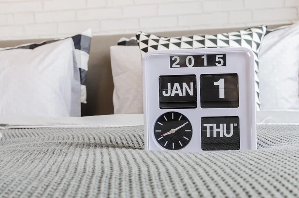 침대에 현대 알람 시계 — 스톡 사진