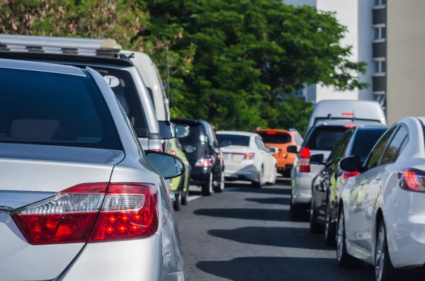 Atasco de tráfico con muchos coches en la mañana — Foto de Stock