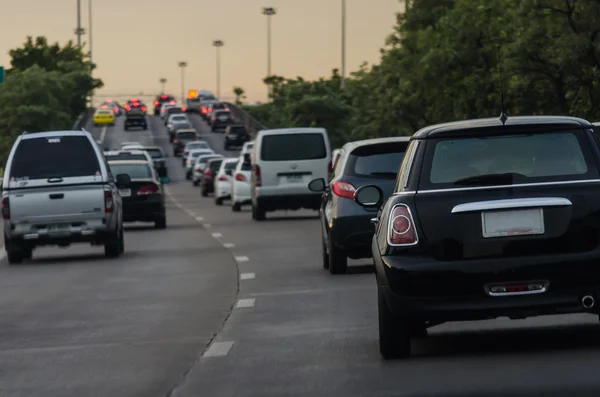 Atasco de tráfico con muchos coches en hora punta, Bangkok — Foto de Stock