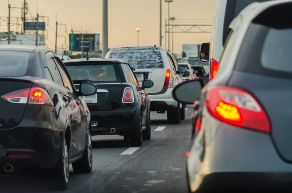 Verkeersopstopping met veel auto's op uitdrukkelijke wijze in Bangkok — Stockfoto