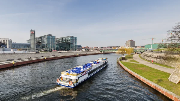 View of the Berlin Hauptbahnhof station building with boat — Stock Photo, Image