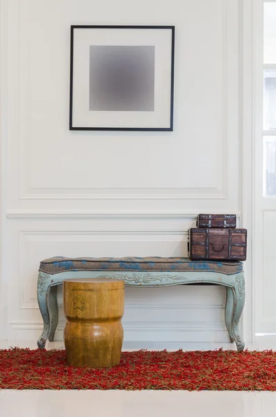 Krzesło drewniane na czerwonym dywanie i zestaw mebli — Zdjęcie stockowe