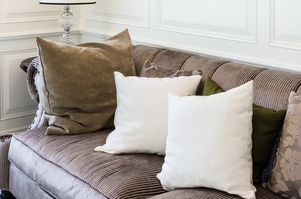 Witte kussens op bruin sofa in de woonkamer — Stockfoto