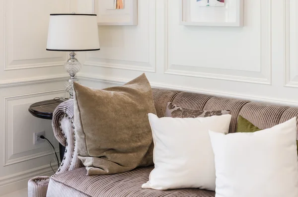 Роскошная гостиная с коричневым диваном и лампой — стоковое фото