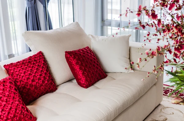 Bantal merah dan putih di sofa putih modern — Stok Foto