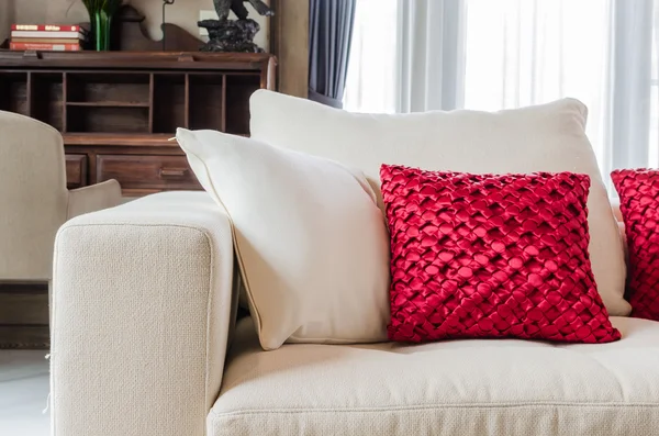 Almohada roja y blanca en sofá blanco en casa — Foto de Stock