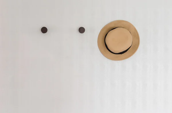 Brown hat hanging on wall hook — Stock Photo, Image