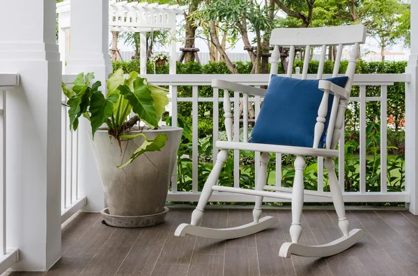 Λευκή ξύλινη λικνίζοντας καρέκλα στο μπροστινό μέρος στο σπίτι — Φωτογραφία Αρχείου