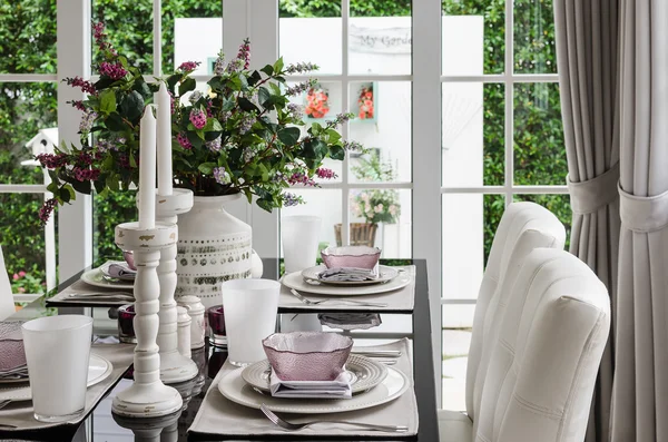 Dinning glasbord med stol och blomma — Stockfoto