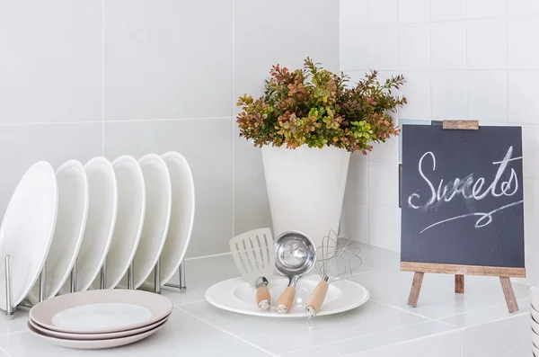 Cocina blanca con utensilio — Foto de Stock