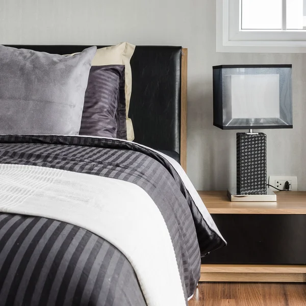 Dormitorio gris moderno con almohadas en la cama —  Fotos de Stock