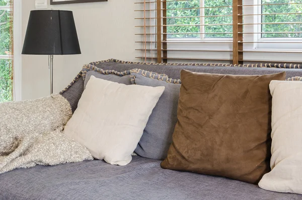 Soggiorno di design con cuscini su divano e lampada — Foto Stock