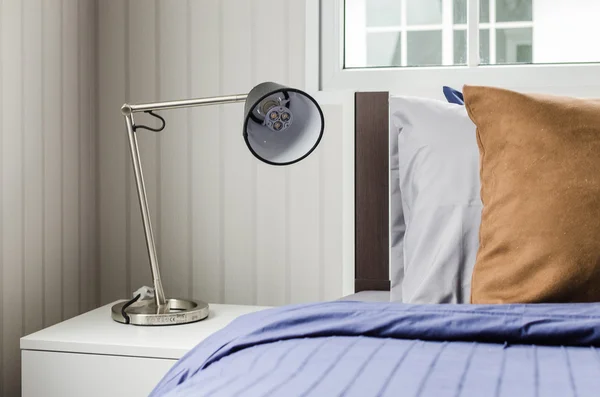 Современная лампа на белой тумбочке в одной спальне — стоковое фото
