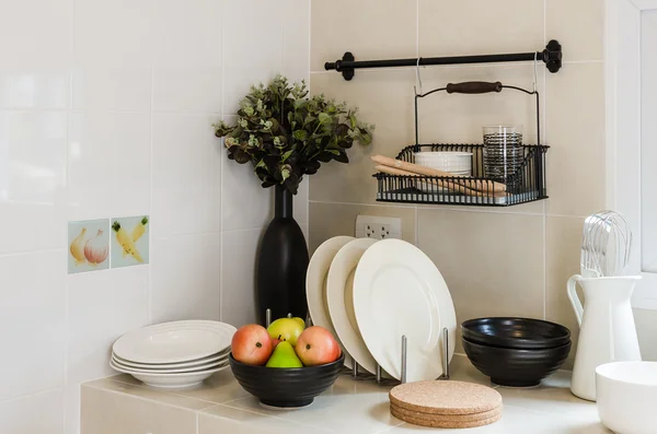 Esquina de la cocina con utensilio en el mostrador —  Fotos de Stock