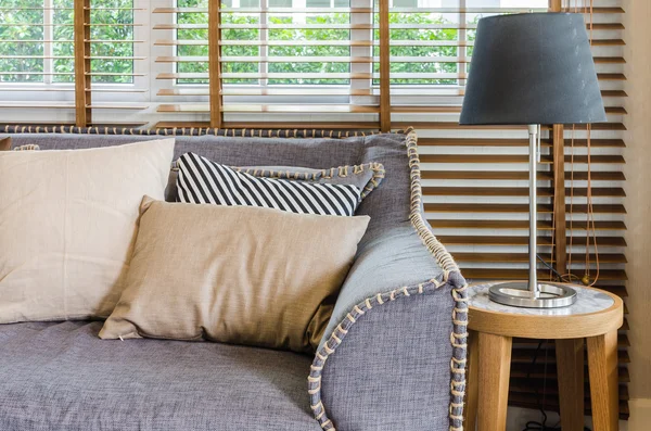 Woonkamer design met kussens op de sofa en zwarte lamp — Stockfoto