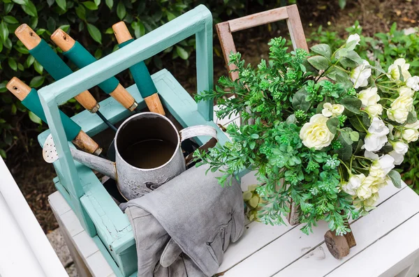 Trädgårdsredskap på träbord i trädgården — Stockfoto