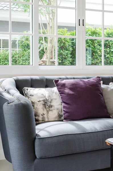 Lyxiga soffa i vardagsrum med solljus — Stockfoto