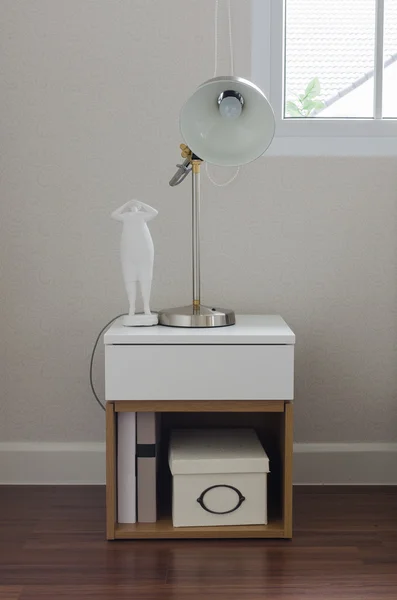 Сучасна лампа на білому столі в спальні — стокове фото