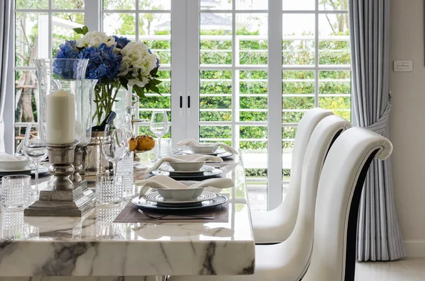 Mesa definida em sala de jantar branco com cadeiras — Fotografia de Stock