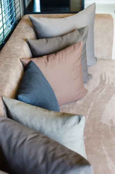 หมอนสีเทาบนโซฟาสมัยใหม่ — ภาพถ่ายสต็อก