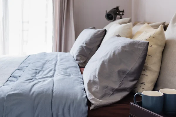 现代主卧室与枕头 — 图库照片