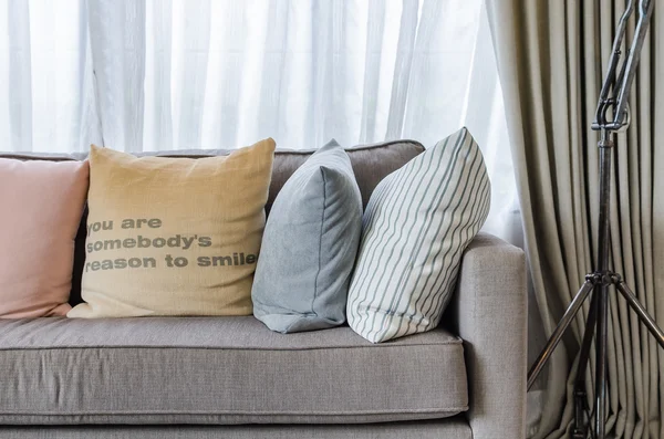 Soggiorno design con cuscini sul divano — Foto Stock