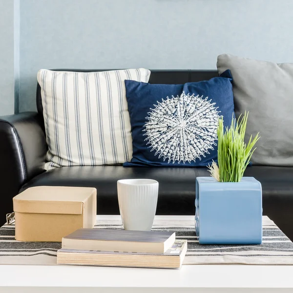 Design de sala de estar com parede azul — Fotografia de Stock