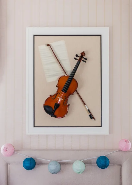 Violon met singulier decoratie op de muur — Stockfoto