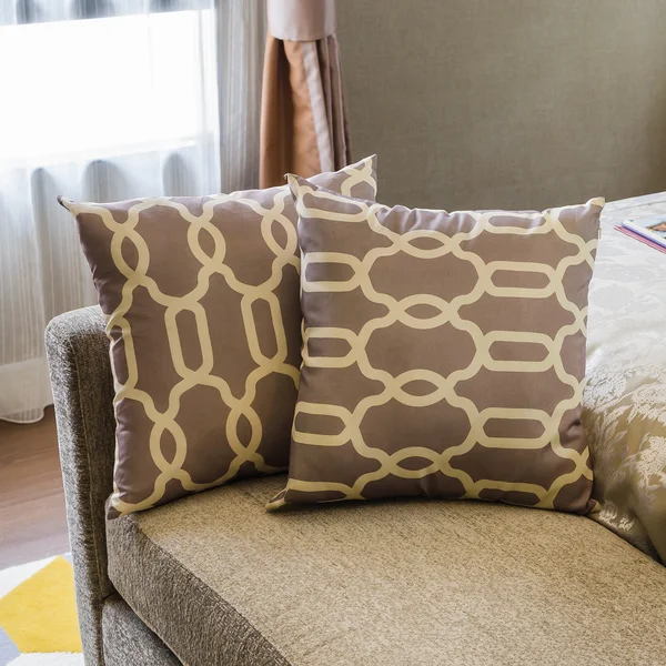 Коричневая подушка в роскошной спальне — стоковое фото