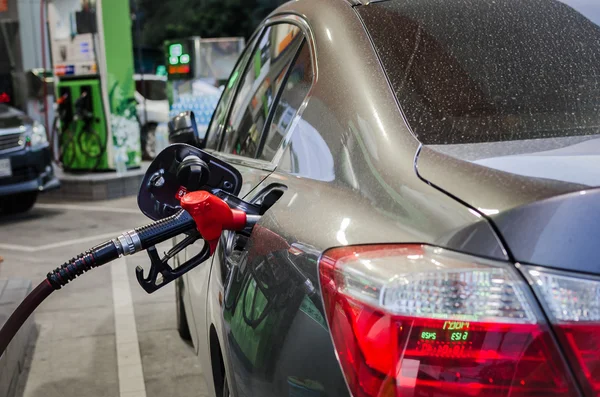 Fylla bilen med bränsle på en bensinstation — Stockfoto