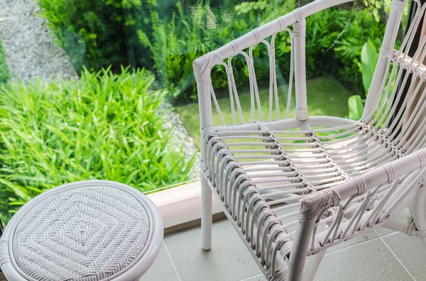 Rattanstuhl mit Blick auf den Garten — Stockfoto