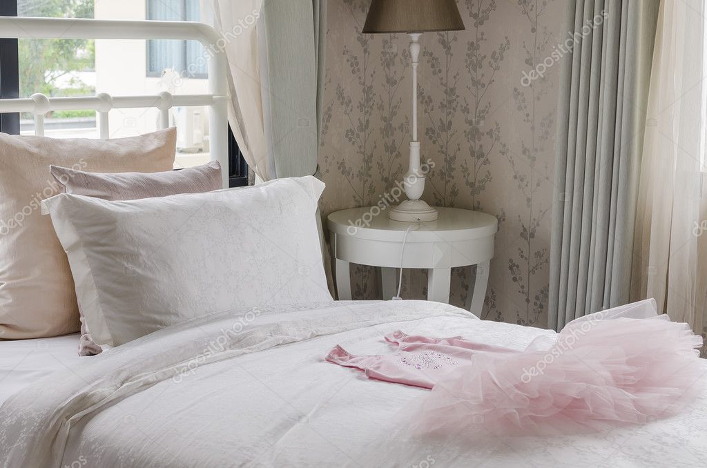 letto singolo con vestito bambina — Foto Stock © khongkitwiriyachan ... letto singolo con vestito bambina — Foto Stock © khongkitwiriyachan ...