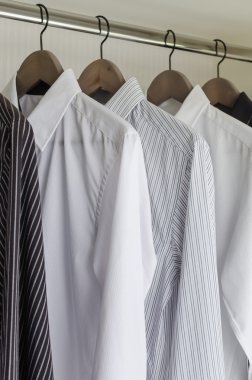 satır asılı gömlek