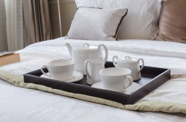 beyaz çay seti yatakta tepsi