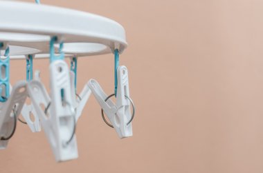 Beyaz clothespins asmak