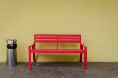 Kirli zemin ve sarı duvar eski kırmızı bankta 