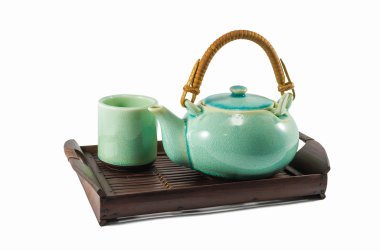 Çince yeşil çaydanlık ve teacups ahşap rafta üzerinde