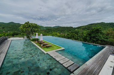 dağ ile güzel Yüzme Havuzu